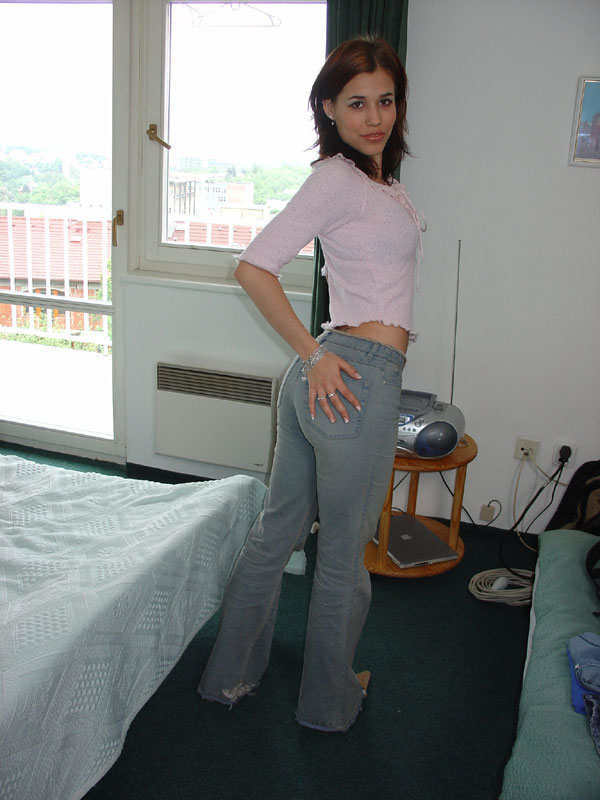 Satin Bloom Muestra Sus Tetas Y Es Follada Por Un Negro En La Cama