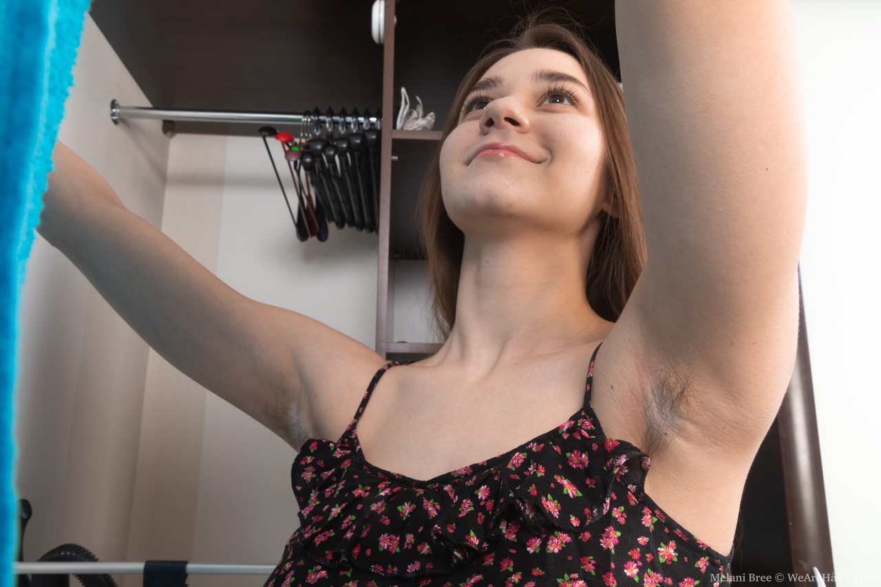 毛深い素人 Melani Bree が天然の巨乳を露出してから膣唇を開く