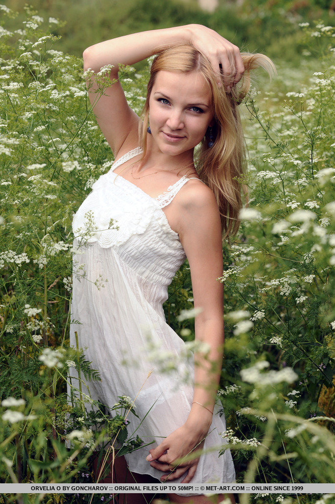 Blonde Orvelia O Zeigt Nackten Upskirt Im Wald Zeigt Kleine Titten