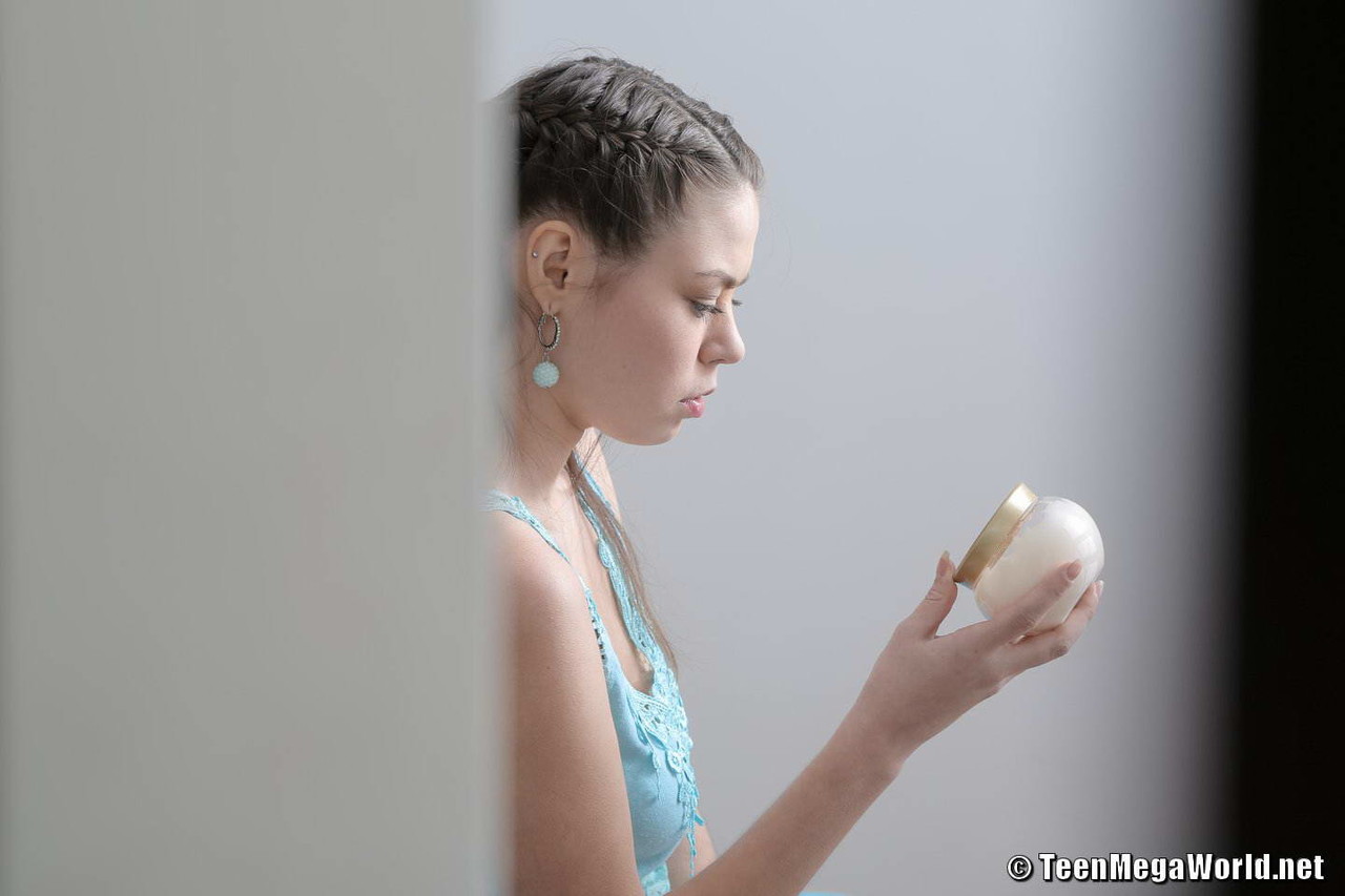 Joven Adolescente Con Trenzas Apretadas Seducida Por Masajista