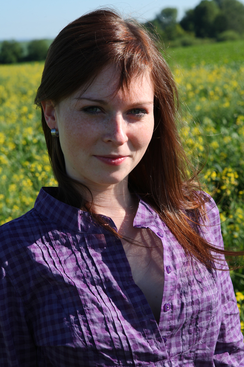 Молодая Рыжая Алька Полностью Обнажается В Цветущем Поле