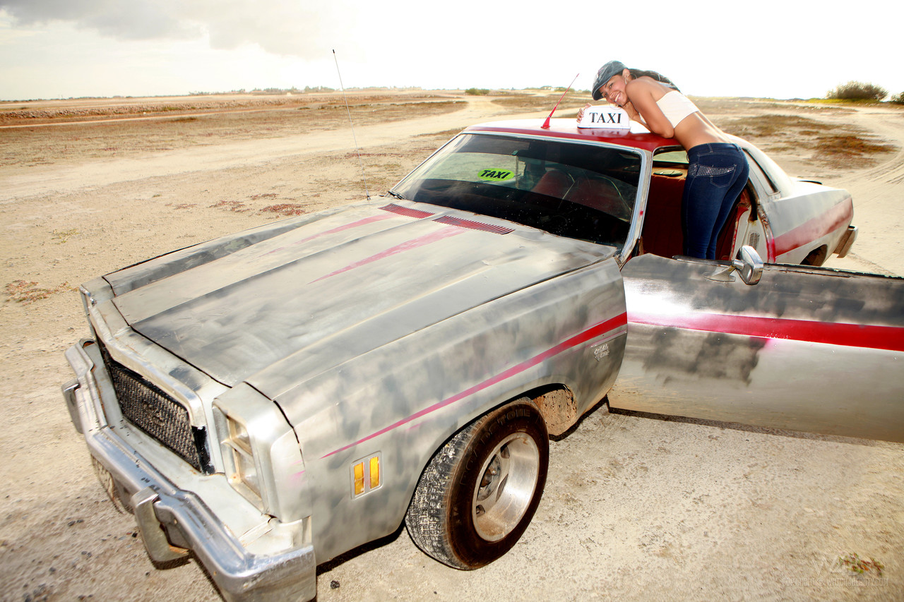 自然な美女ルース・メディナがポーズ