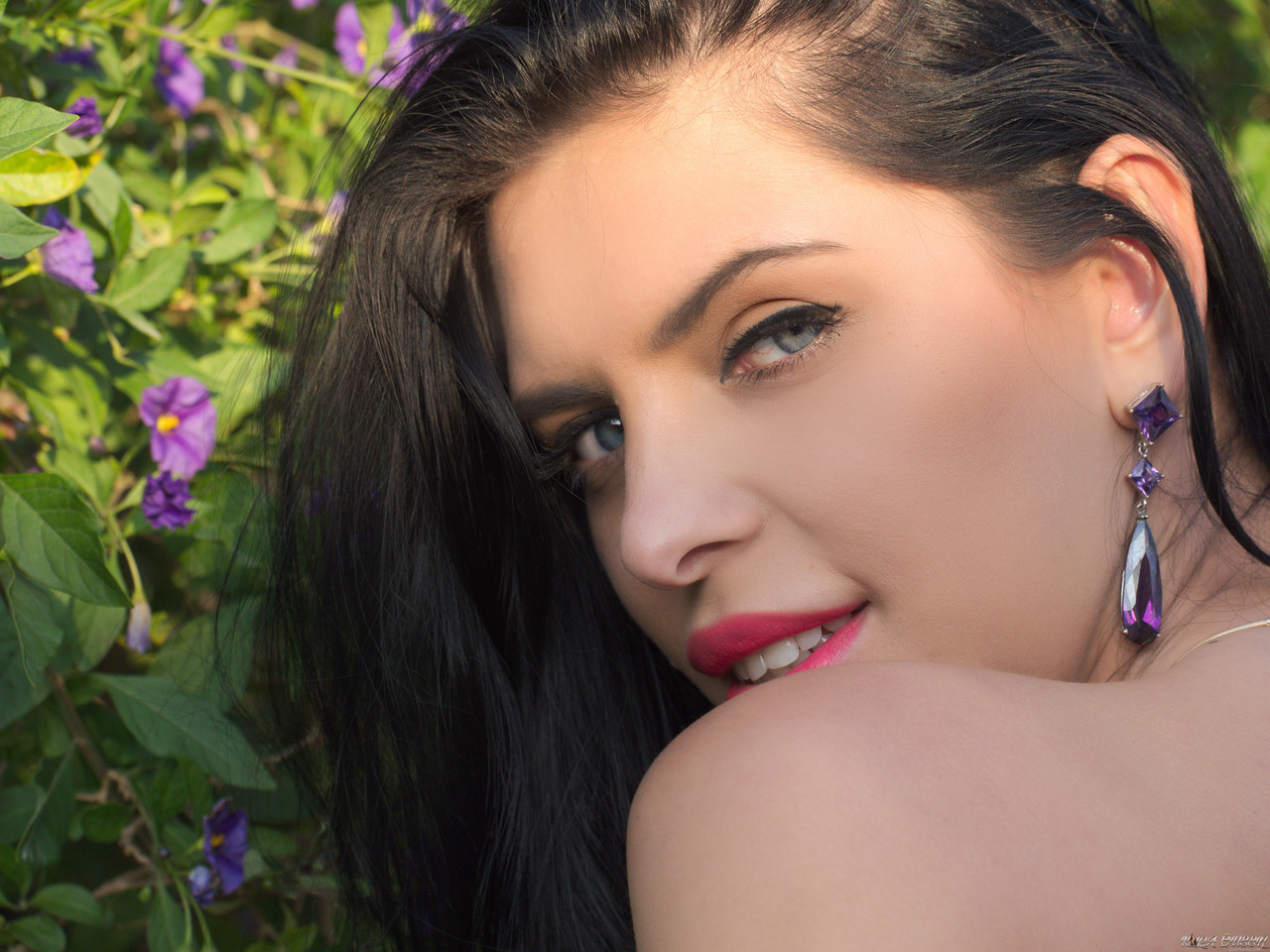 حديقة ستريبتيز: كيرا كوين تظهر صدر كبير