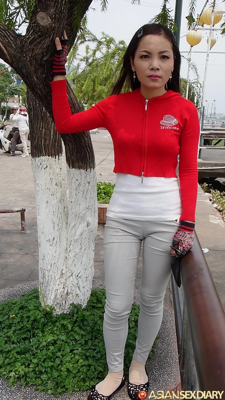 الآسيوية الصغيرة تتعرى وتُظهر كسها المشعر لممارسة الجنس بمنظور الشخص الأول