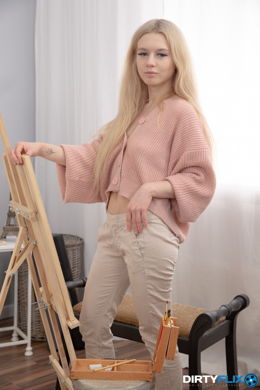 A Namorada Tatuada Pretty Di Faz Com Que A Buceta Virgem Seja Transada Estilo Cachorro