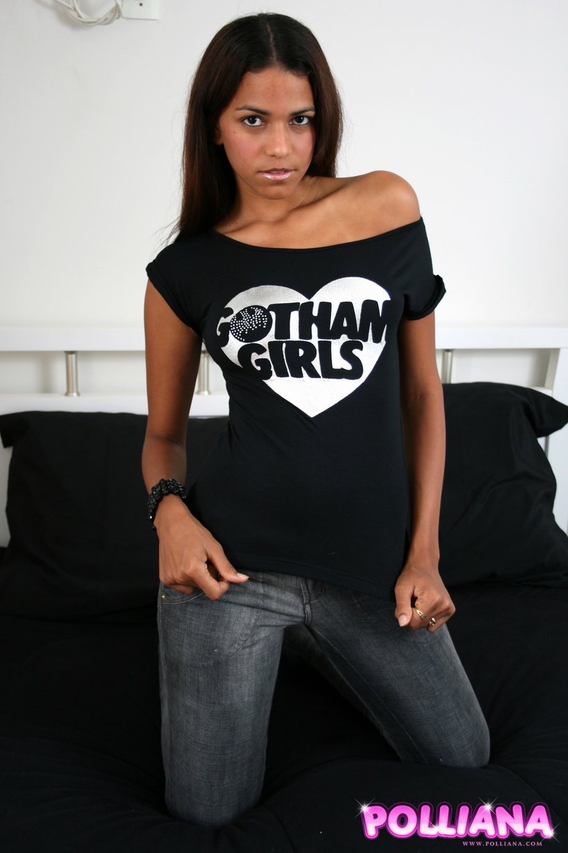 لاتينية للمرة الأولى بوليانا كؤوس صدر بني محدد بعد كشف ملابس داخلية