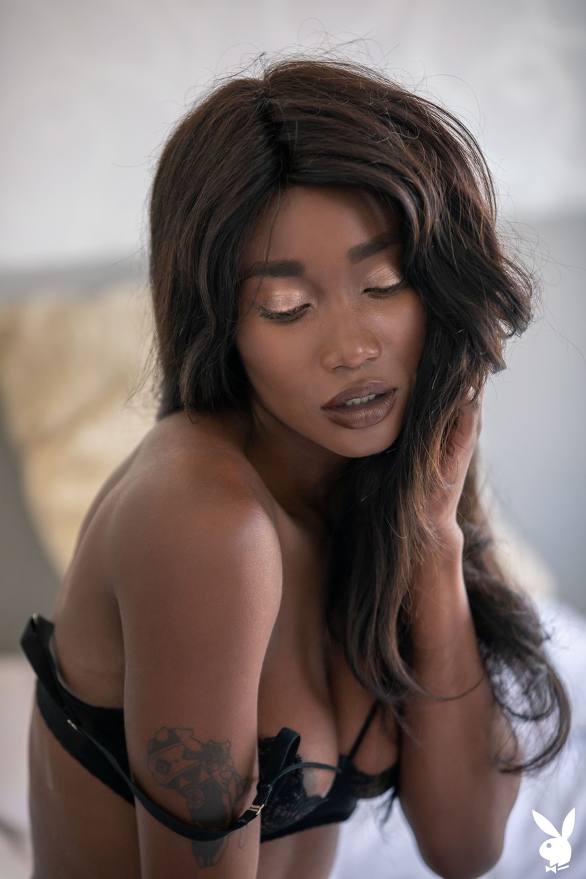 आकर्षक काली सुंदरी मिमी देसुका लिंगेरी हटाने के बाद नग्न हो जाती है