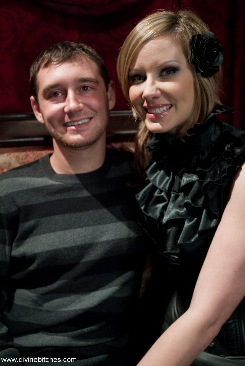 金发宝贝女主人玛德琳·马洛穿着黑色连衣裙支配奴隶