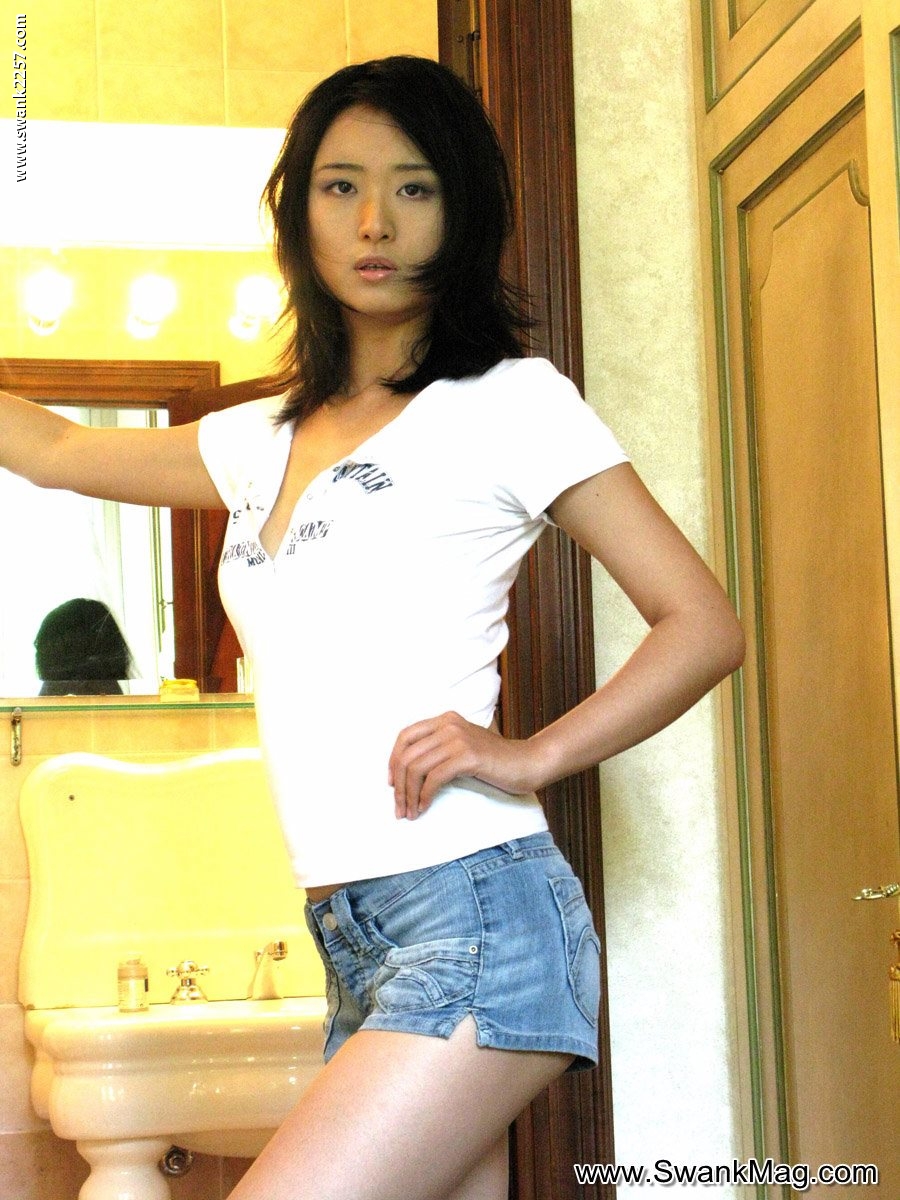 アジアのポルノスターElisaが毛深い股間を披露し、一人で裸でポーズを取る