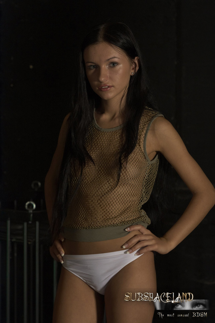 वासना से भरी BDSM प्रेमिका साशा रोज को सजा के तौर पर उसके स्तनों को कोड़े मारे जाते हैं