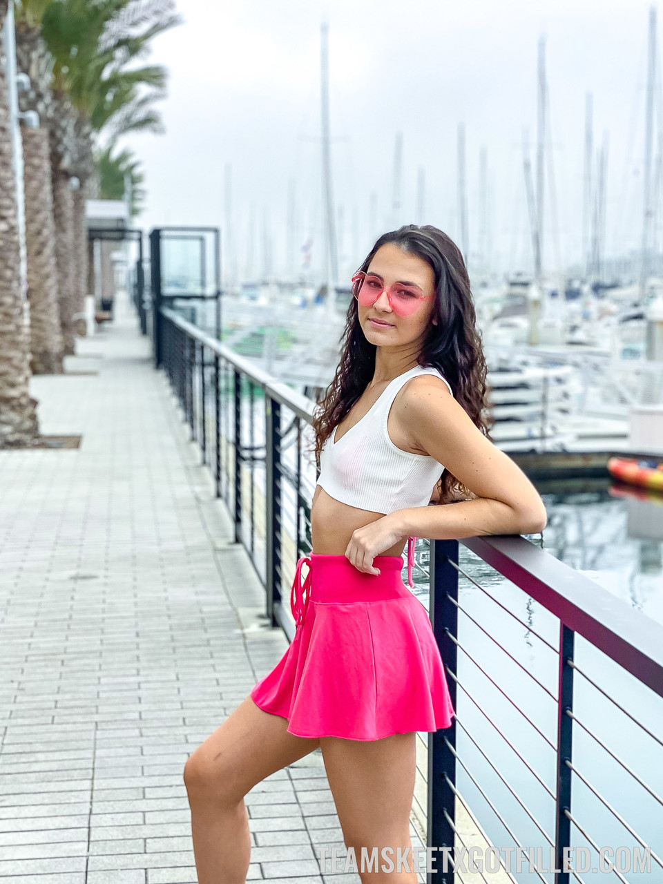 ليز جوردان مراهقة ساخنة بمؤخرة قاتلة تركب قضيبًا سمينًا