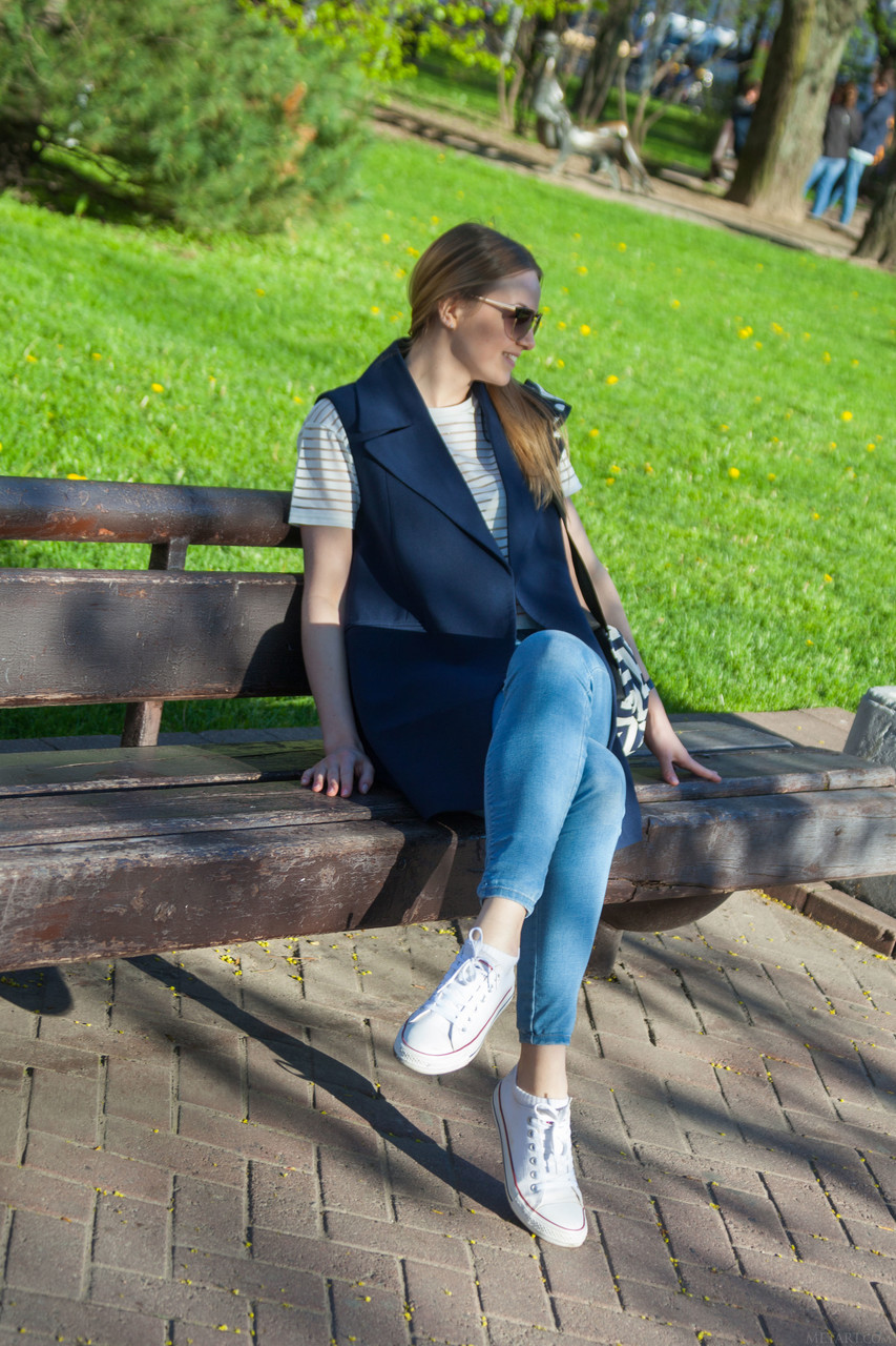 Leanisa Teases Naked With Big Booty And Twat