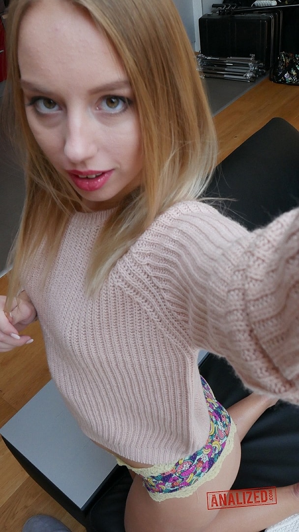 Подросток Кира Торн Показывает Сиськи И Демонстрирует Удивительную Круглую Задницу