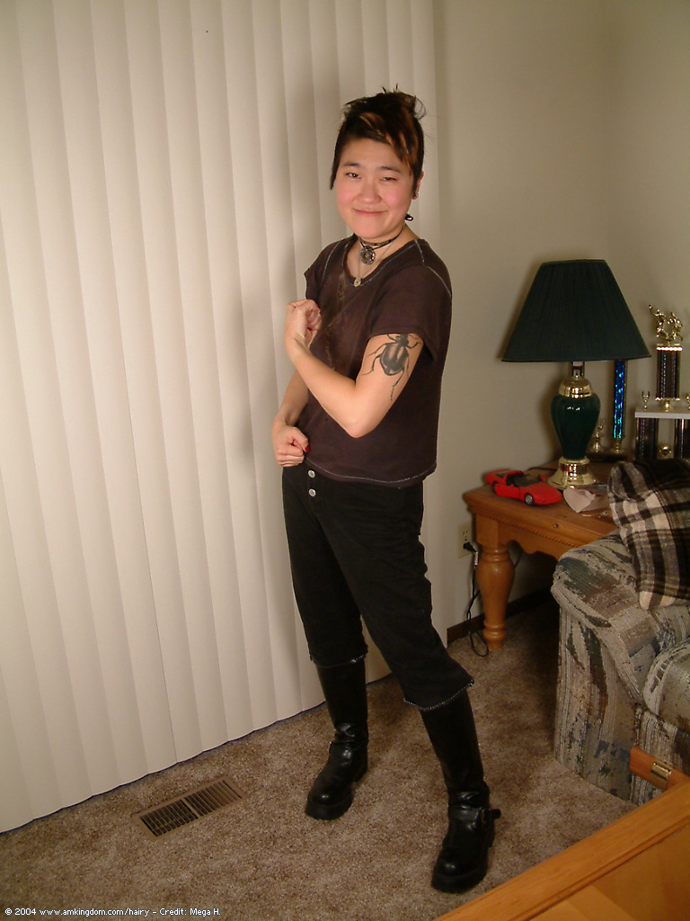 Amateur-Asiatin Cady Zieht Stiefel Aus Und Entblößt Den Haaren Cooter