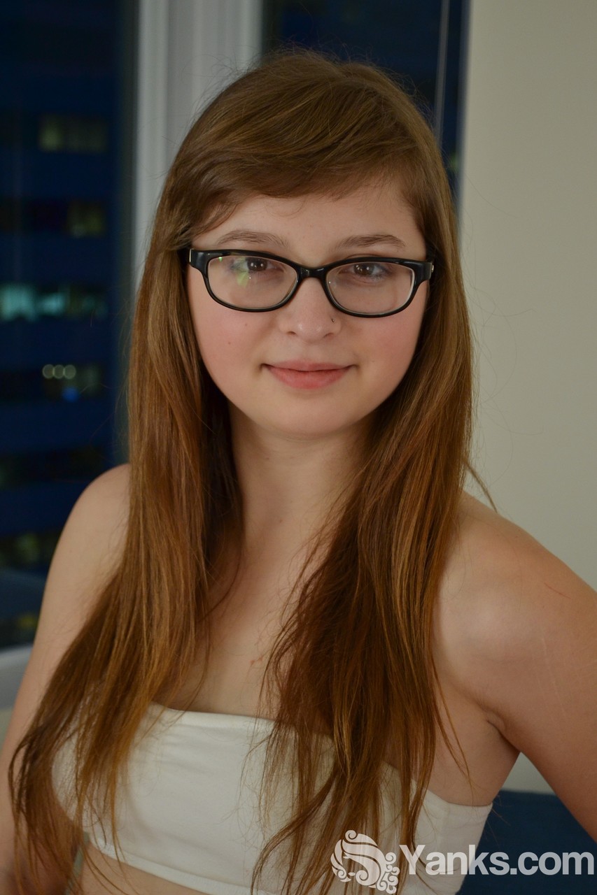 नर्डी टीन लिलाह डेमारे अच्छे बूब्स के साथ सेक्सी निपल्स दिखाती है और मैस्टरबेट करती है