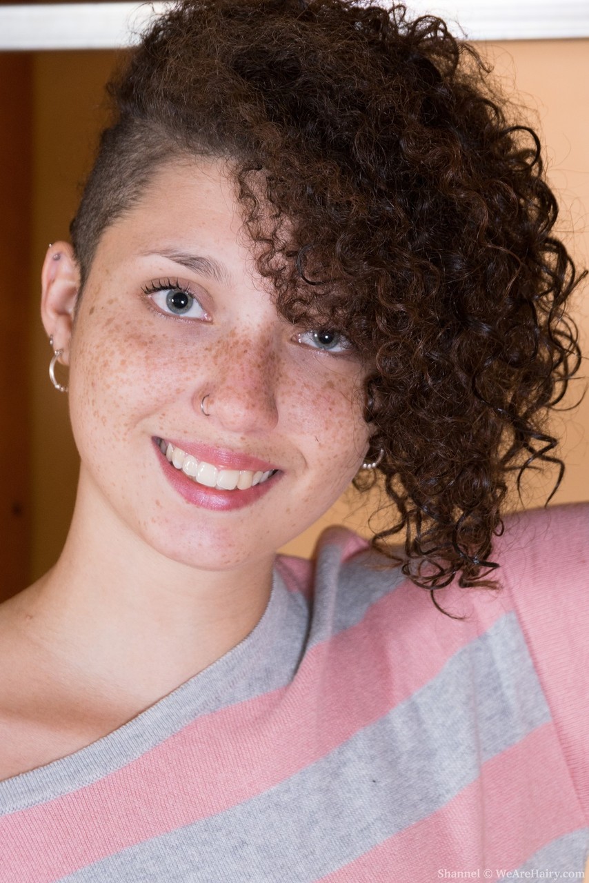 Горячая Shannel Снимает Белые Трусики, Чтобы Развернуть Широко Волосатую Пизду В Близком Плане