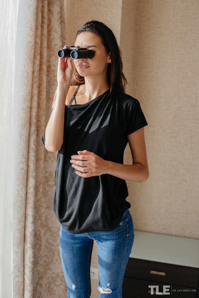 スリムな十代のクリスティンは近所の人のスパイをしながらオナニーをする