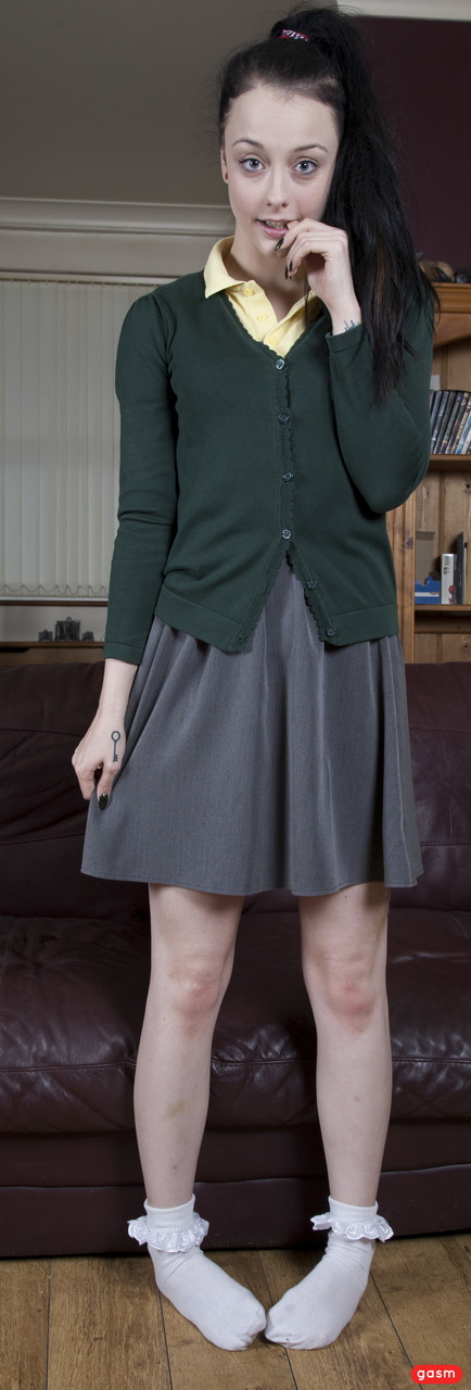 甜蜜的继姐Alessa Savage用手指她的阴道在吸吮大鸡巴之前