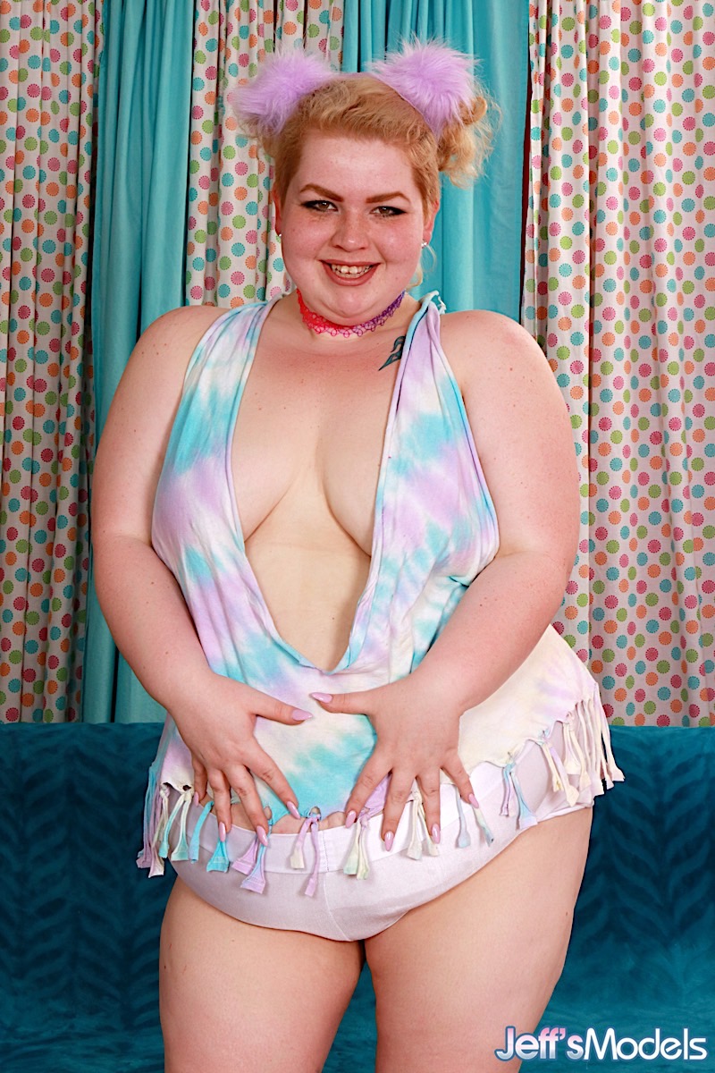 SSBBW Velma Voodoo With Hair Up In Puffs Parts Her Pussy