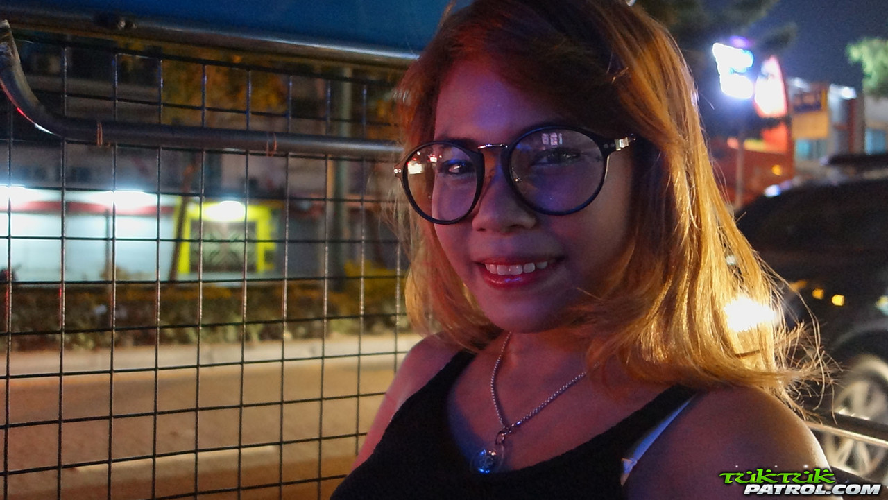 书呆子泰国妹An被硬屌插入紧毛穴