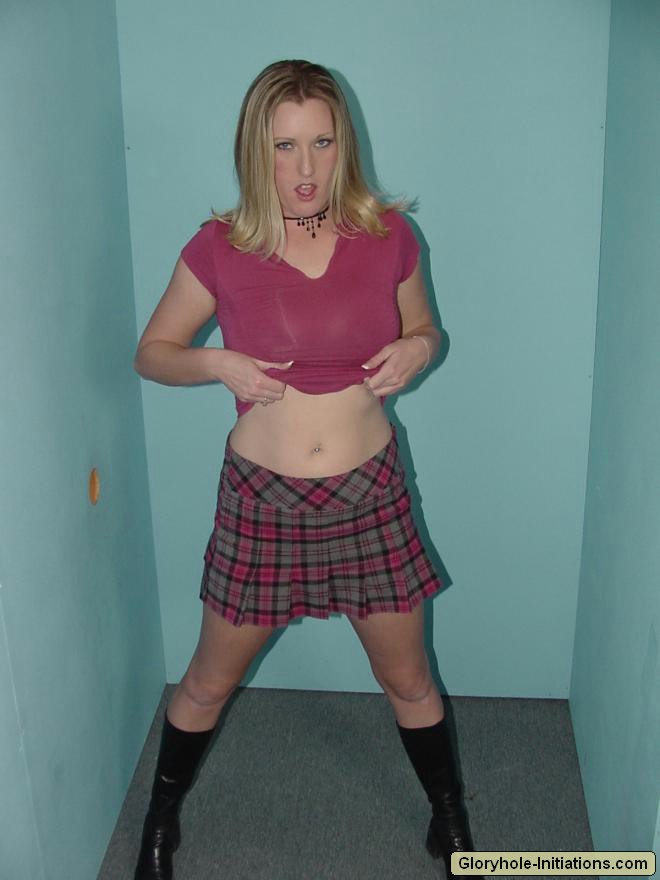 Summer Lynn Encontra Um Gloryhole Para Uma Mamada Quente