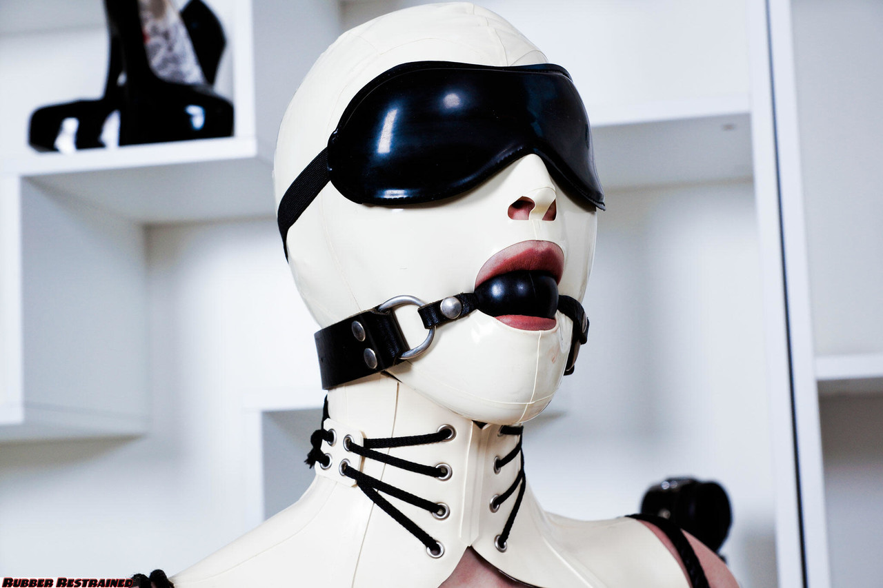 Dame Néerlandaise Montre Ses Gros Seins Bâillonnée Et Bandée En Latex