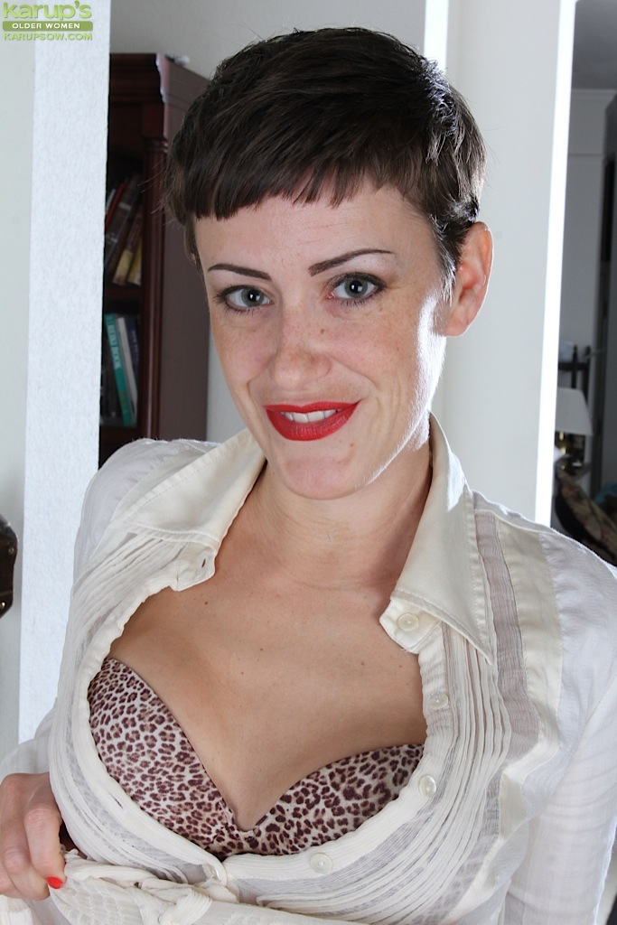 Kurzhaarige Reife Braunhaarige Stevie Jones Breitet Geschnittenen Pussy Aus