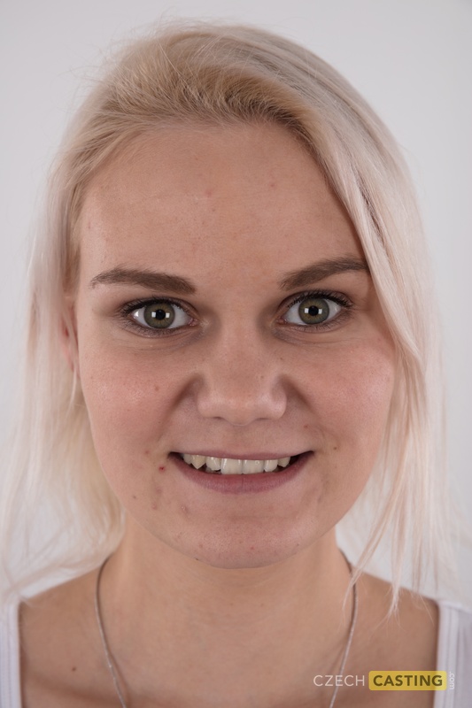 金髪素人モニカがスツールに裸で足を組んで