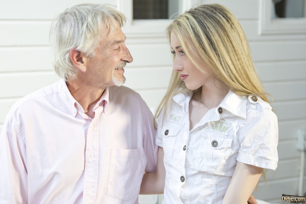 Old Man Tastes Young Masseuse Pussy After Massage