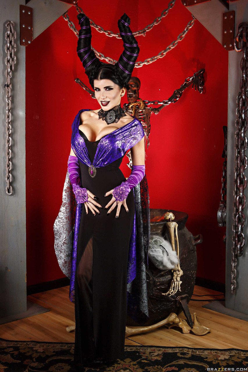 ロミ・レインがポルノスターがどんなに大きく好むかを見せる