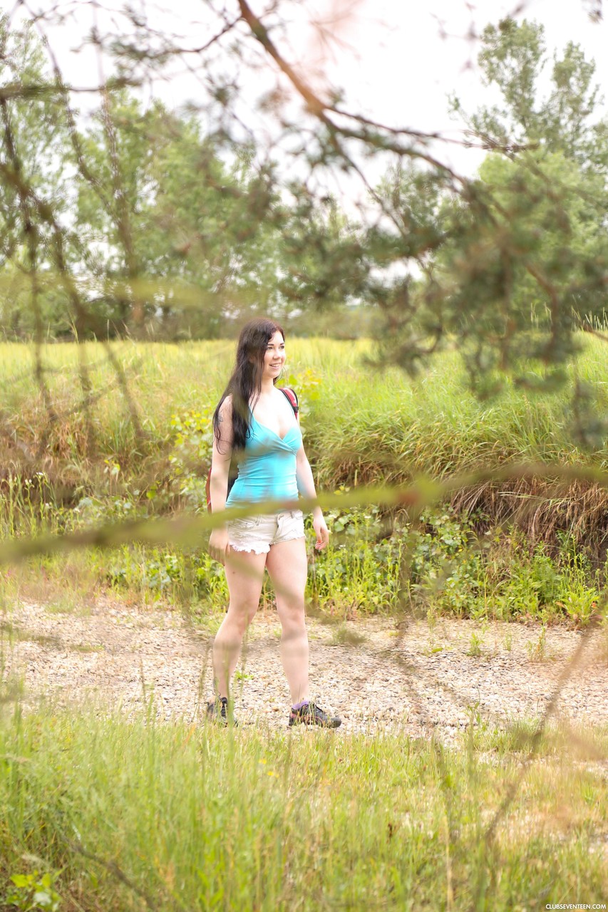 セクシーなヨーロッパのティーンエイジャーDaphne J が服を脱いで手コキをする