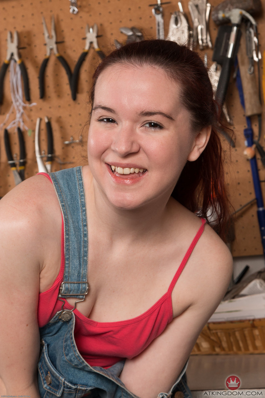 ATK Archives Presenta A AnnaBelle Lee En Una Galería Porno Caliente