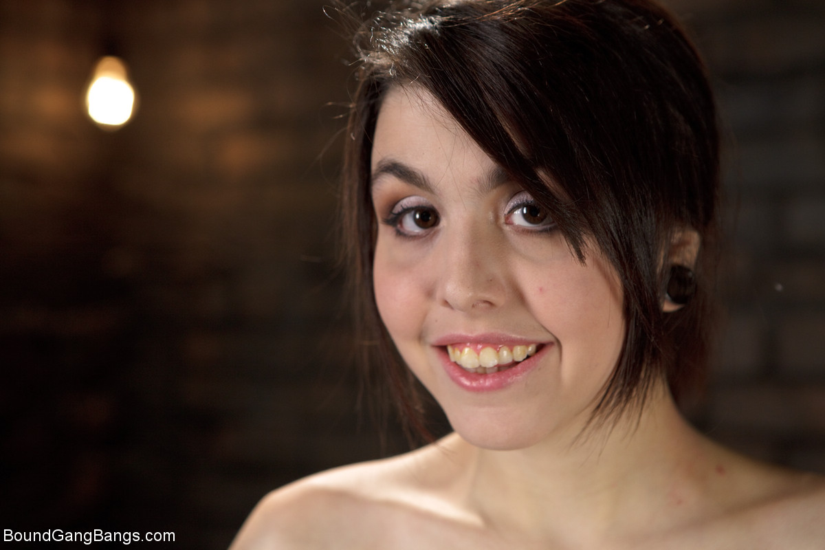 黑发饥渴少女Tegan Tate被群干