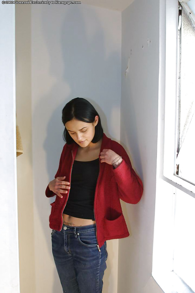 甜蜜少女凯特琳展现她毛茸茸的屁股和湿润的阴道