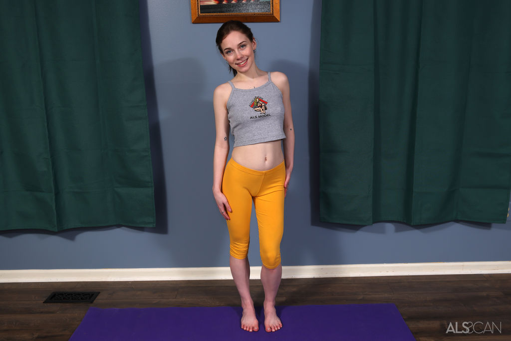 Vénus Vixen Pisse Sur Le Sol Après Le Yoga Et Le Jouet