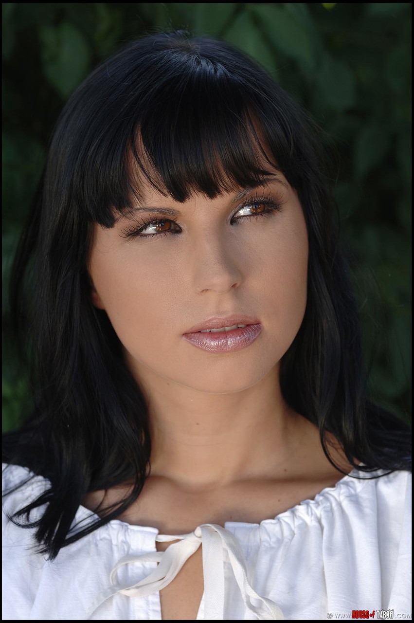 Сцена БДСМ На Улице С Толстозадой Красоткой Ренатой Трахнутой Дилдо