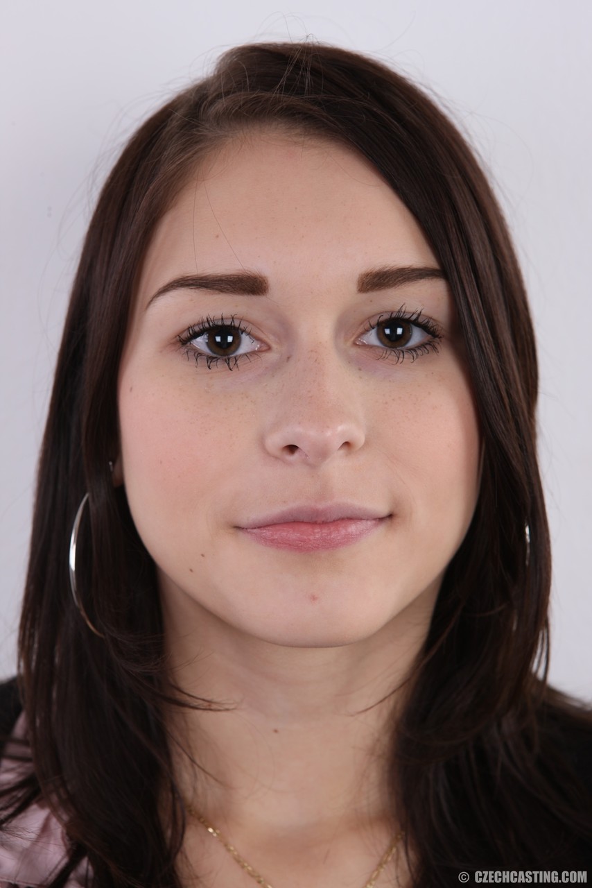 Молодая Любительница Зузана Снимает Джинсы И Трусы Чтобы Стоять Голой