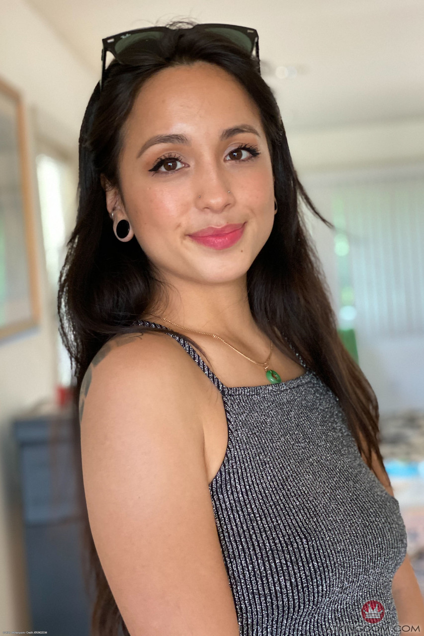 愛らしい素人美女ミ・ハ・ドアンが毛むくじゃらのマンコと脚をソロで披露