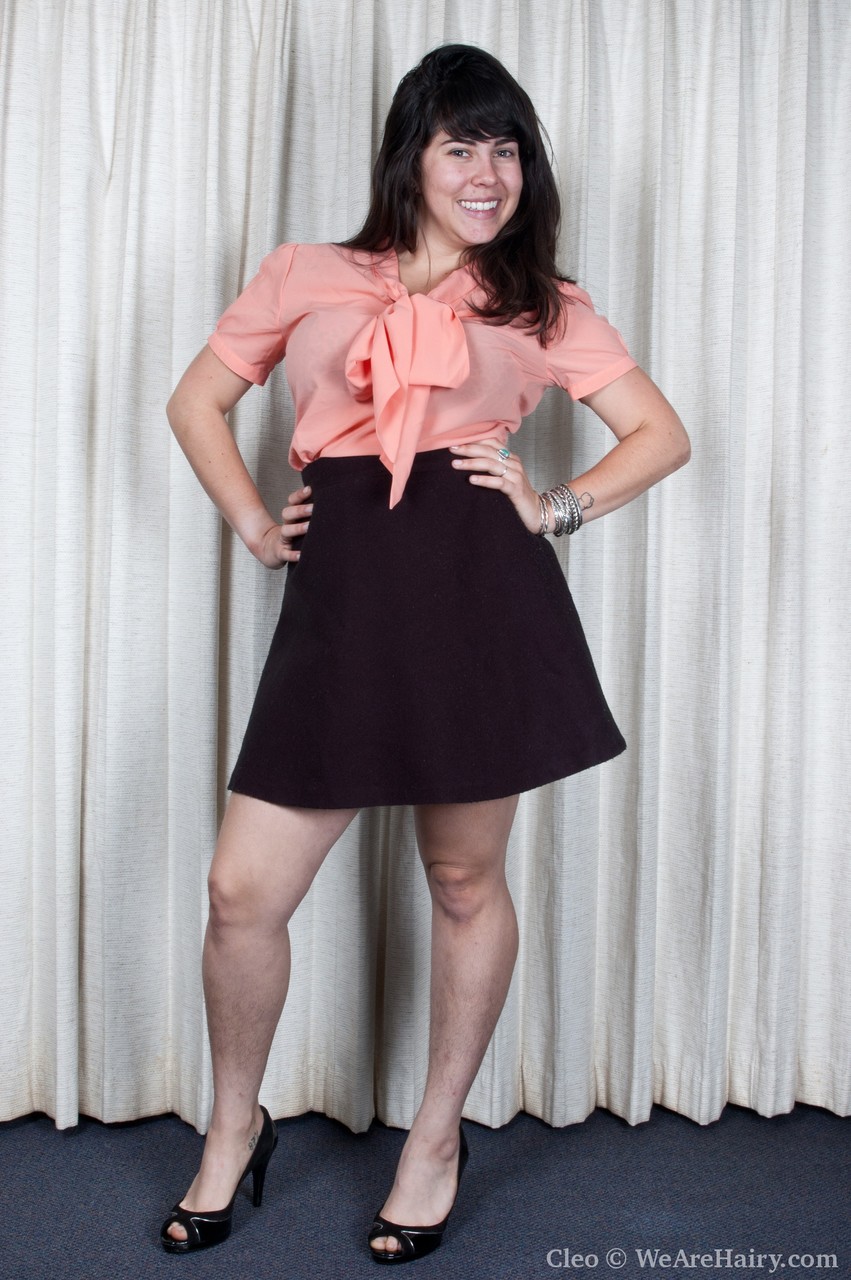 胸部丰满的业余妻子Cleo 展示超级毛茸茸的外阴在地毯上