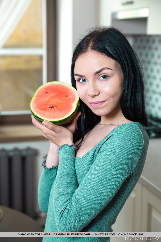 Adolescente De Cabelos Escuros Diamond Fica Totalmente Nua Enquanto Come Uma Melancia