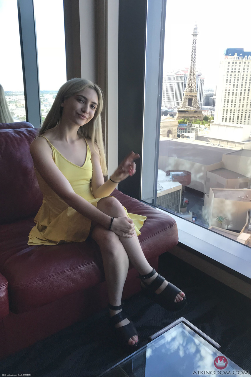 娇小可爱的简·怀尔德在公共场合脱光衣服展示她惊人的身材