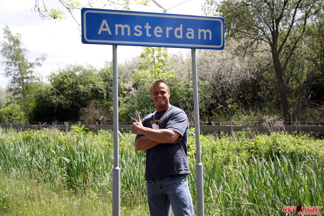 Блондинка-Секс-Работница Обслуживает Пару Дальнобойщиков В Амстердаме