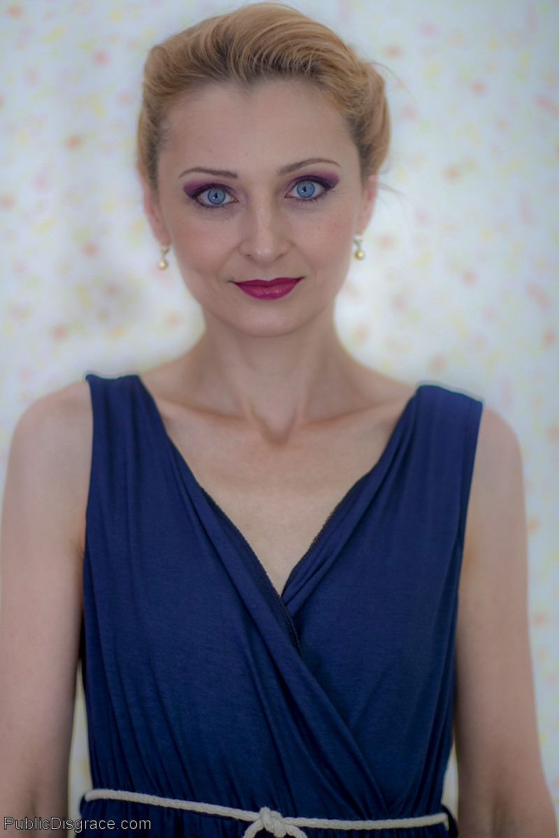 蓝眼金发卢卡·贝拉在群体BDSM性交中被捆绑