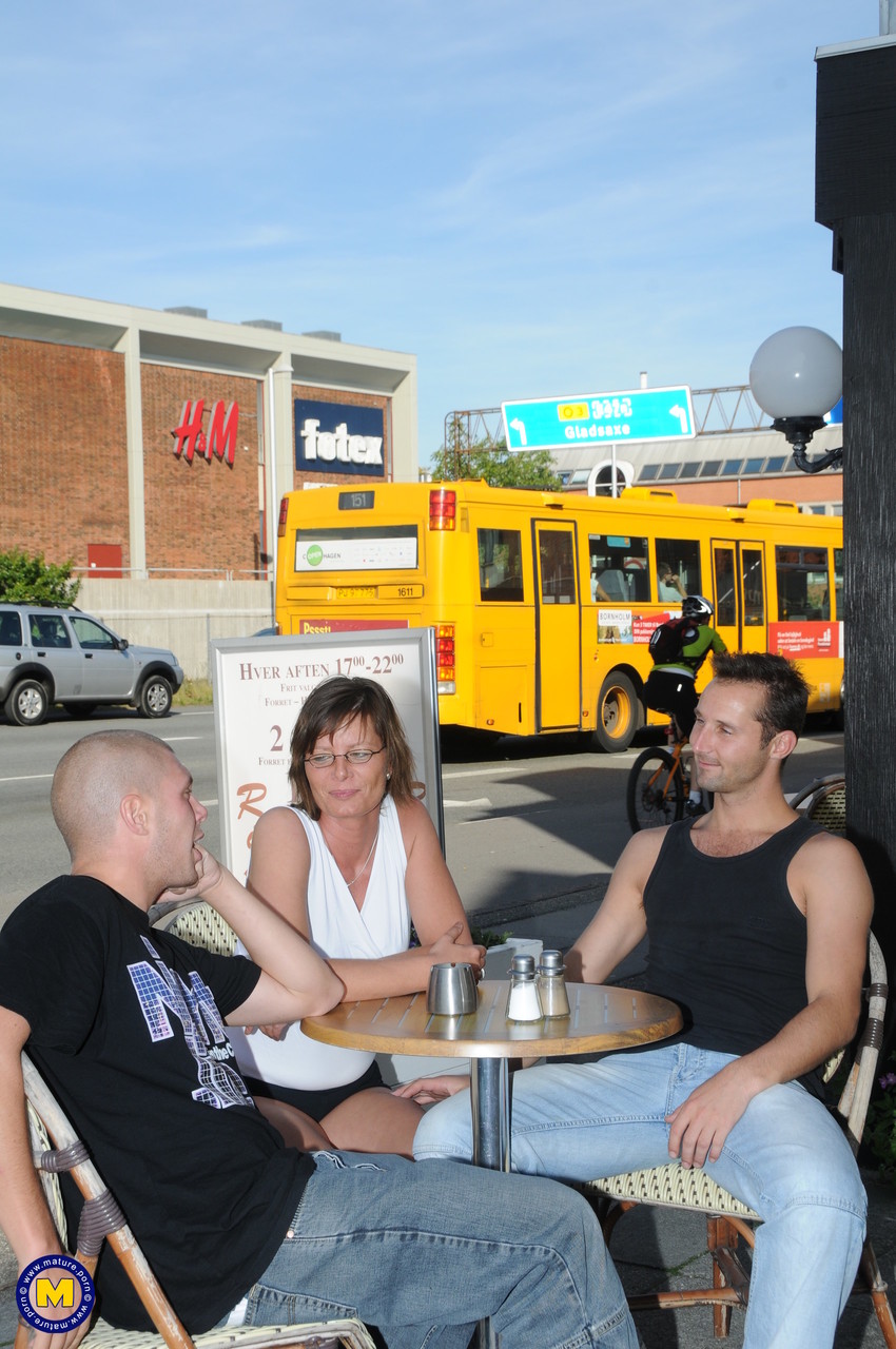 Esposa Amateur Lilje Con Buen Culo Toma Dos Pajas Jovenes Y Prueba El Esperma