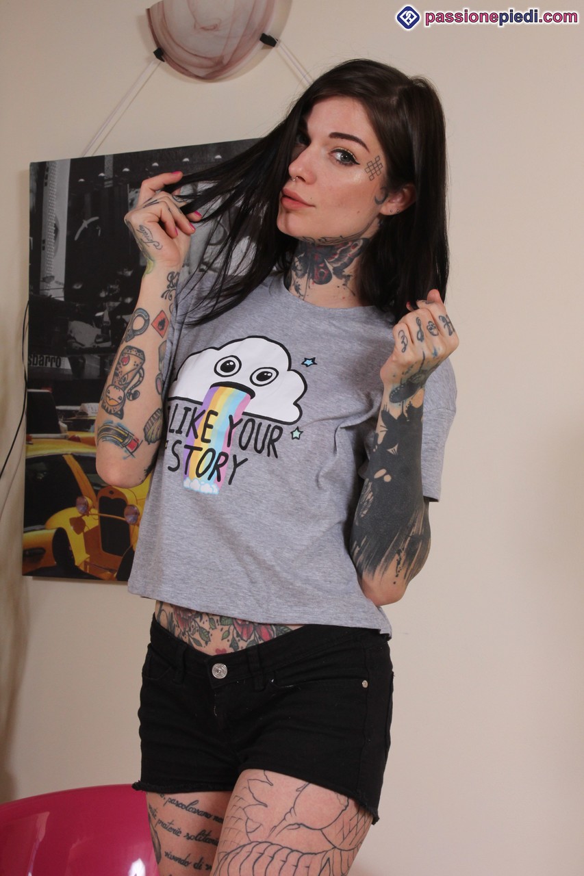 纹身萌妹Refen脱鞋对镜头扭动性感双脚