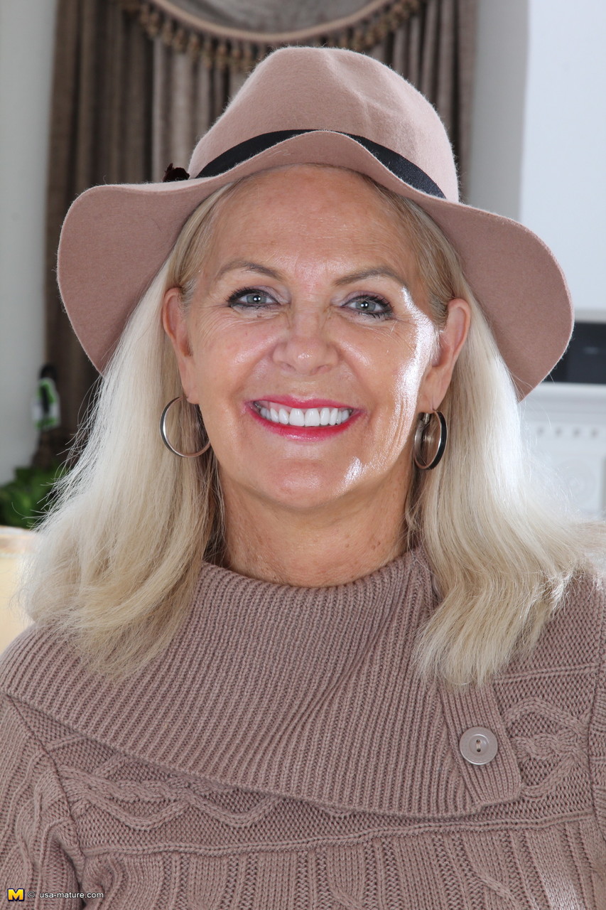 穿著衣服的美國奶奶脫下緊身褲並扔掉