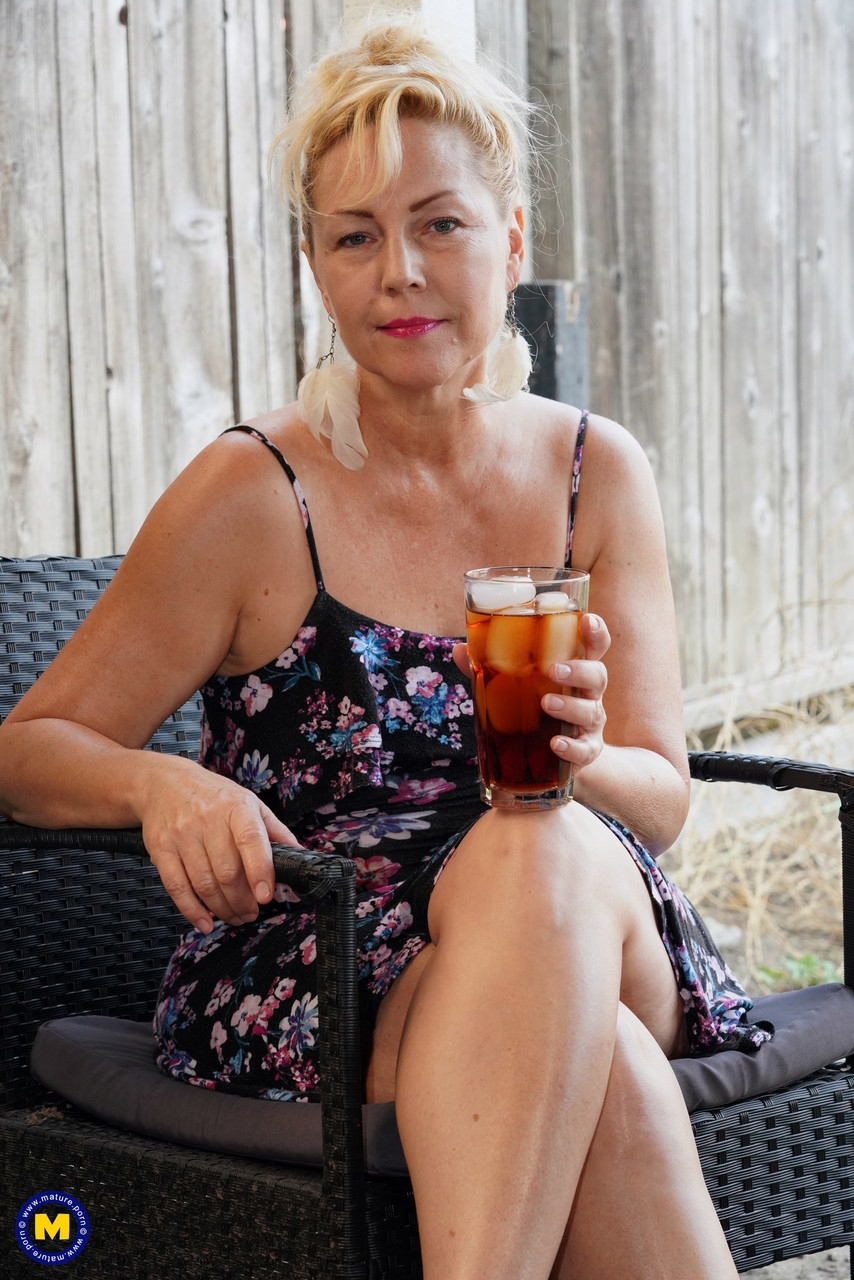 امرأة ناضجة تفتح كسها المشعر بعد التعري لأول مرة