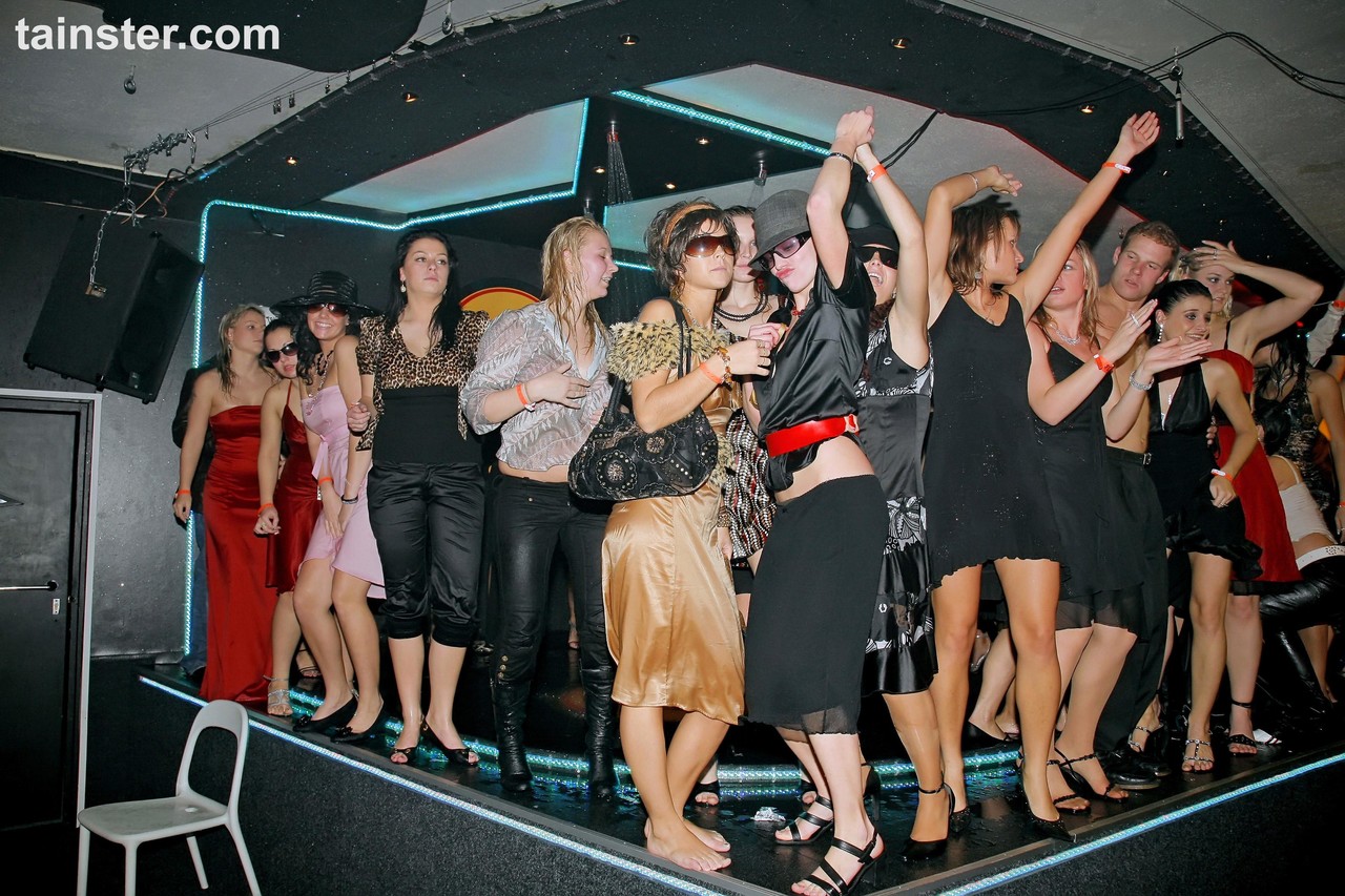 Filles De Fête Sauvages Baisent Les Unes Les Autres Et Les Hommes Dans Un Club De Sexe De Groupe Fou