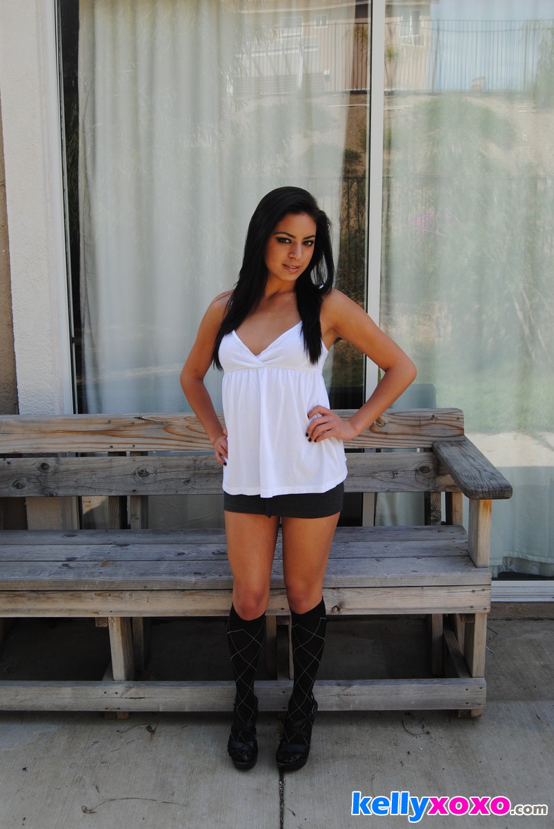 Миниатюрная Келли Ксоксо Наклоняется В Гольфах И Сдвигает Тонг В Сторону