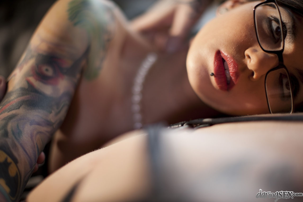 Trío Con Tatuada En Corsé Holly D Follada Por Dos Tipos